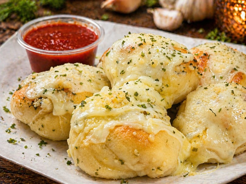 Cheesy garlic knots with melted mozzarella and parmesan, served with a side of marinara sauce.